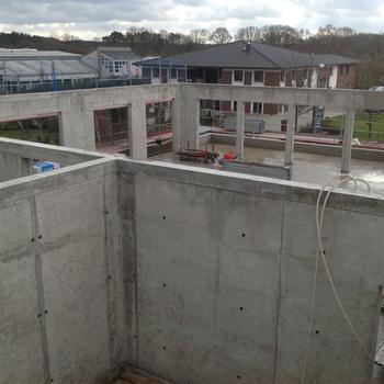 Eingeschalt, betoniert und ausgeschalt.