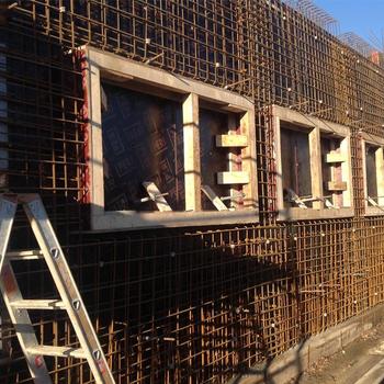 Schalung aufgestellt, Fenster eingeschalt anschließend Eisen verbaut.