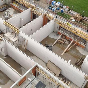 Wände gemauert, Unterzüge eingeschalt.