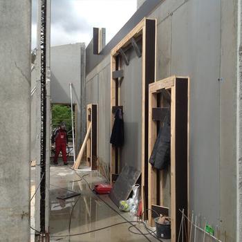 Doka-schalung aufgestellt im Lot anschließend Aussparungen für die Türen eingeschalt