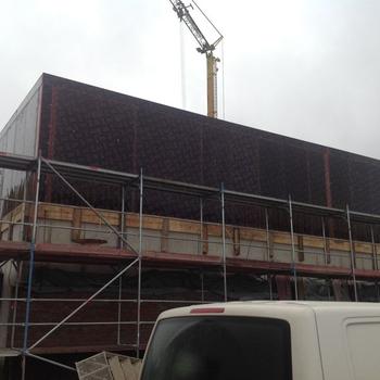 Unten Verblend gemauert, oben Schalung aufgestellt.