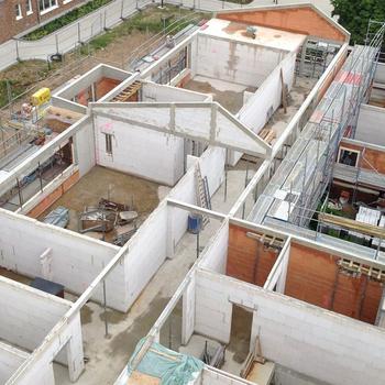 Wände gemauert, Ringbalken eingeschalt und anschließend betoniert.